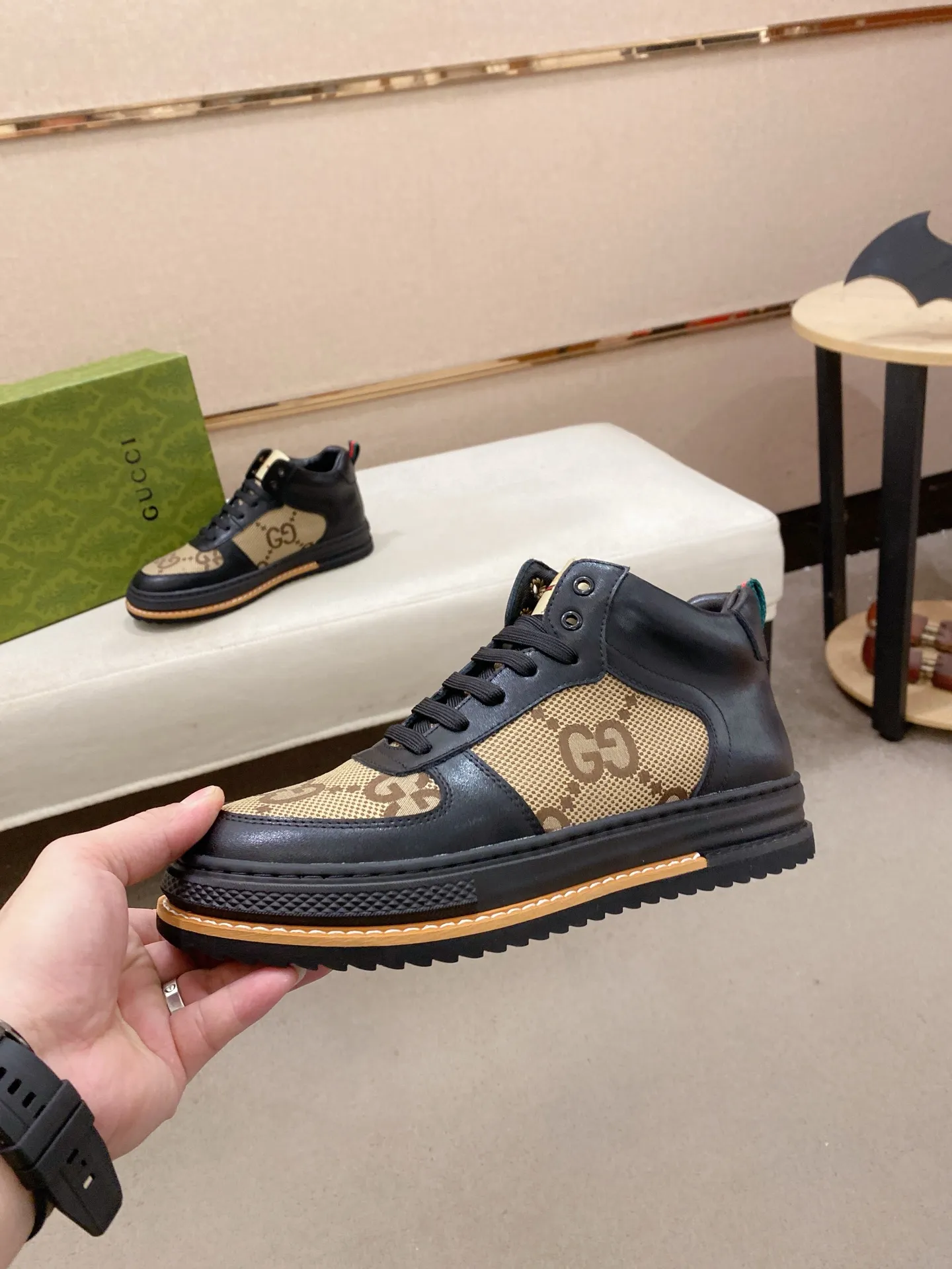 Factory price: 420💰 (GUCCI) The latest model from the official website🎁🎁Casual and fashionable men's shoes👟, hot style💥The version is simple and elegant, exclusive for trendy men. The unique latest brand elements from the official website👑Original Gucci decoration, fashionable and generous, the fabric is original cowhide ✅Mesh breathable lining, the official website specifies wear-resistant casual outsole, the classic model is taken in kind at the counter🎬38-44 (can be customized for 45 non-refundable)